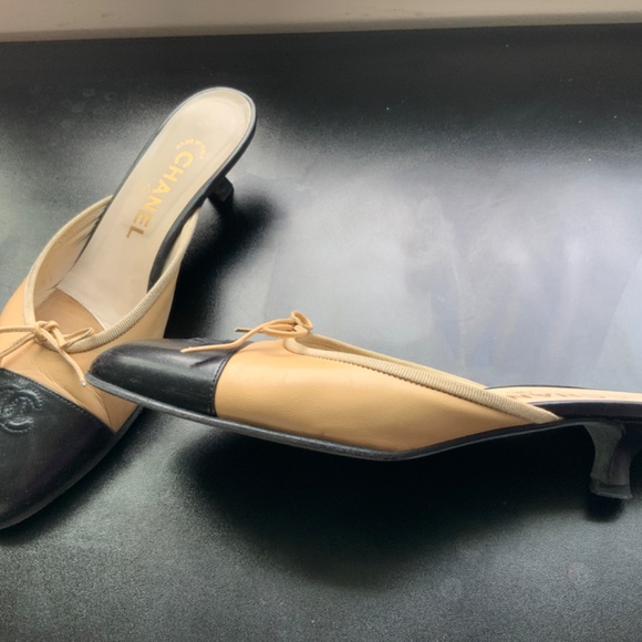 CHANEL 2005 CC Cap-Toe Slide Mules Size: 38 - Picture 7 of 7